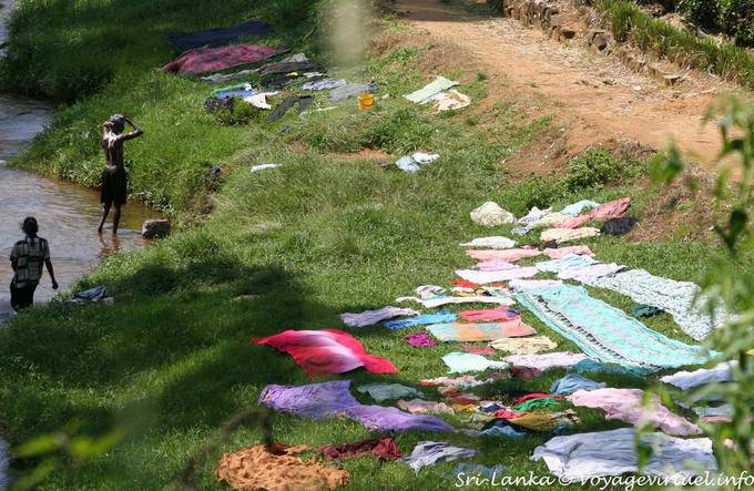 WC e secagem de roupa ao longo do rio Kelani para Kitulgala - Ceilão Sri Lanca