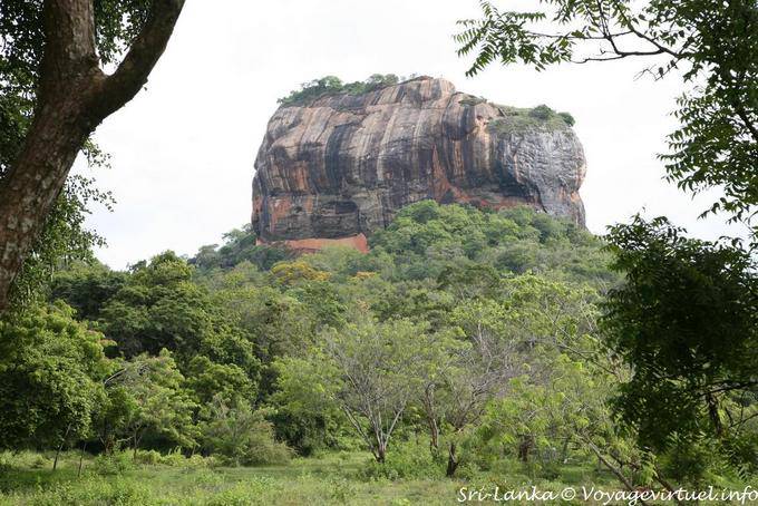 Vista da rocha Sigiriya da estrada Moragasweva Illukwewa - Ceilão Sri Lanca