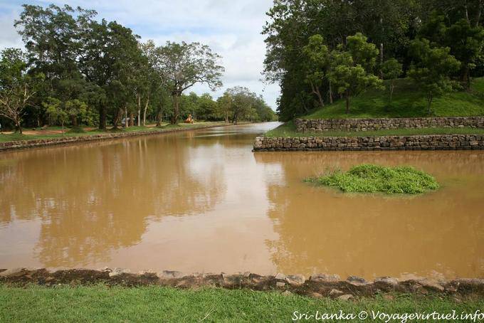 O acesso valas protetor para os jardins de Sigiriya - Ceilão Sri Lanca