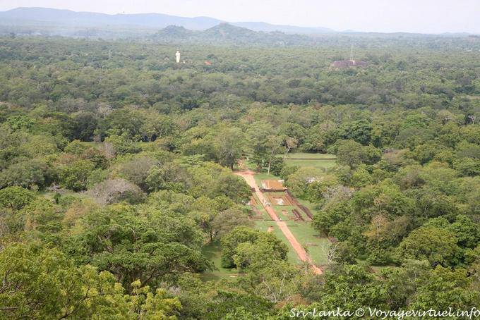 Vista em jardins e área circundante a partir da rocha de Sigiriya - Ceilão Sri Lanca