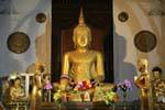 Ouro postura Buddha Tomando a terra para testemunhar, Templo do dente, Kandy, Ceilão Sri Lanca.