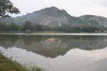 Refletindo a rocha do elefante no lago Kurunegala, Ceilão Sri Lanca.