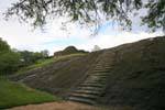 O acesso ao stupa em frente ao vatadagaya, Medirigiriya, Ceilão Sri Lanca.