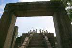 A escadaria monumental que conduz ao santuário, Medirigiriya, Ceilão Sri Lanca.