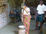 Moagem a polpa de coco descascado velho, Nalanda, Ceilão Sri Lanca.