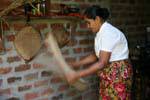 Especialista gesto usos múltiplos de coco, Nalanda, Ceilão Sri Lanca.