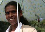 Sorriso brilhante Sri Lanka sob o guarda-chuva, Nuwara Eliya, Ceilão Sri Lanca.