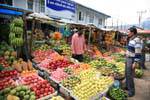 Bancas de frutas coloridas no mercado em Nuwara Eliya, Ceilão Sri Lanca.