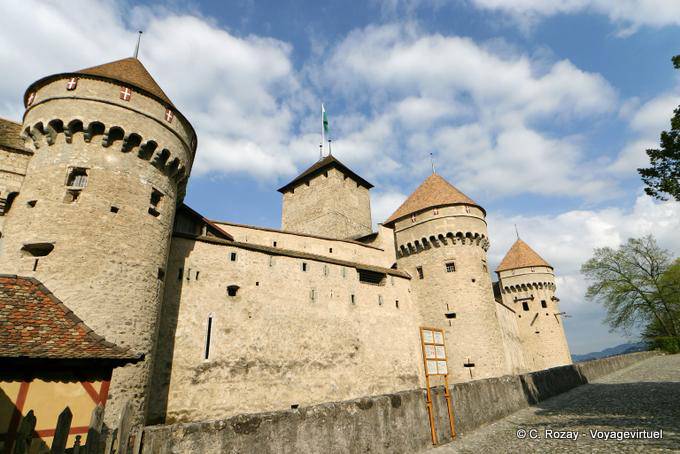 A oeste da beira do muro e torres de frente, Castelo de Chillon, Montreux - A Suíça