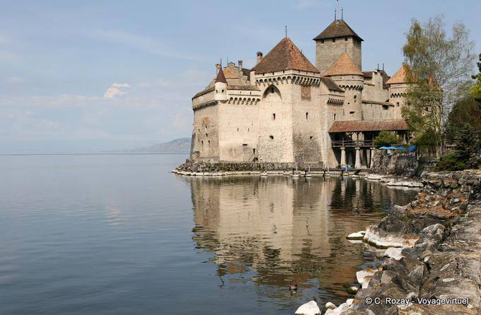 Vista a partir das margens do lago, Castelo de Chillon, Montreux - A Suíça