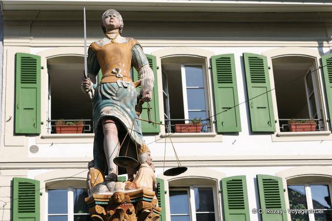 Lausanne, Ponto Palud, close-up na estátua da Fonte de Justiça - A Suíça