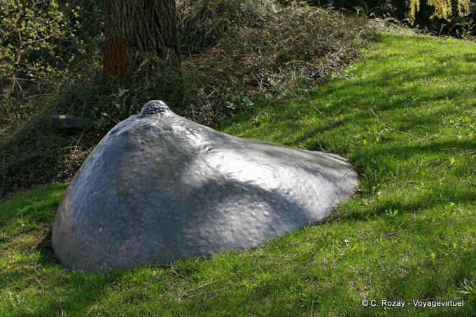 Escultura de César, na grama, Fundação Gianadda, Martigny - A Suíça