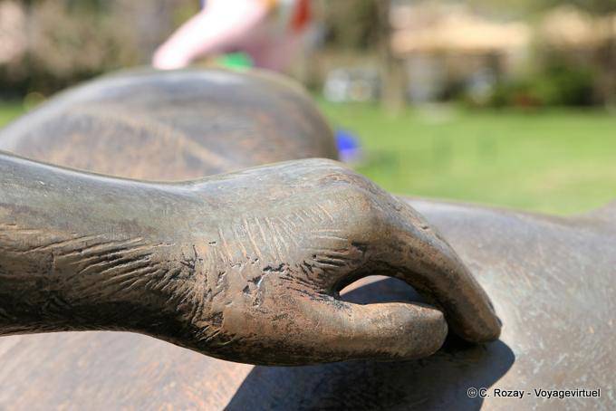 Henry Moore, figura reclinada, a mão de perto, Gianadda fundação - A Suíça