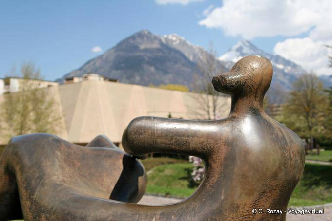 Reclining Figure traseira escultor Henry Moore bronze, Martigny, Gianadda fundação - A Suíça