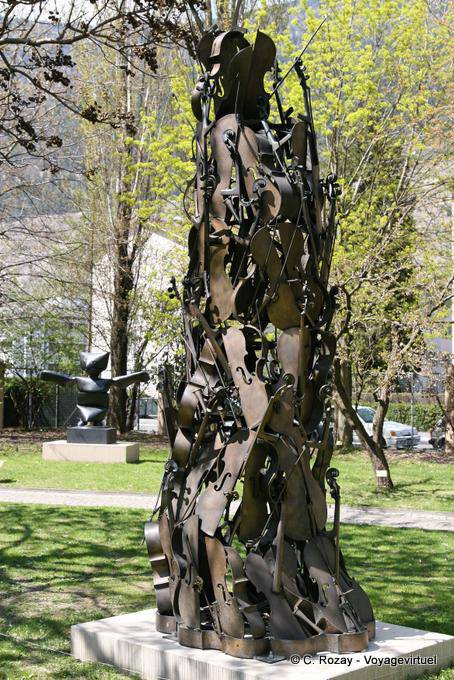 Visão geral para o violoncelo Contraponto, escultura de Arman, Fundação Gianadda - A Suíça