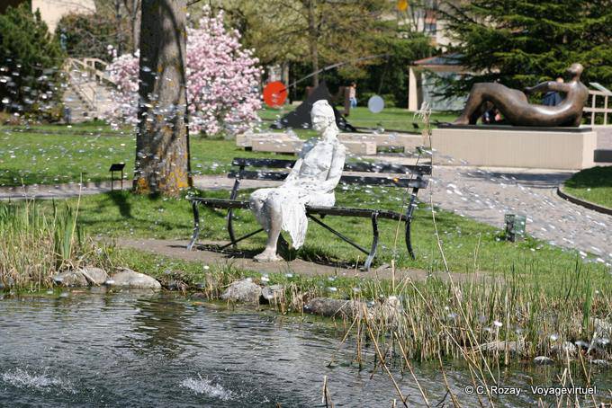 George Segal escultura por trás das fontes, Mulher em um banco Gianadda - A Suíça
