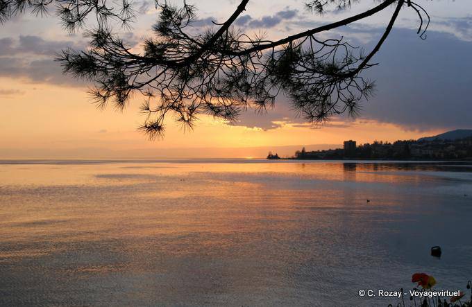 Rajadas no lago no por do sol, Montreux - A Suíça