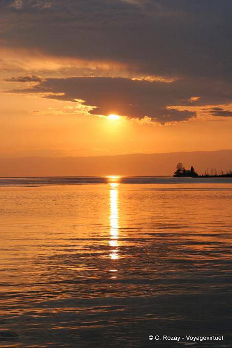 Esconde-esconde do sol no lago Montreux - A Suíça