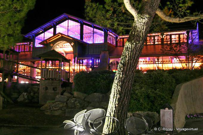 O Mercado Coberto iluminado, exterior vista, Montreux - A Suíça