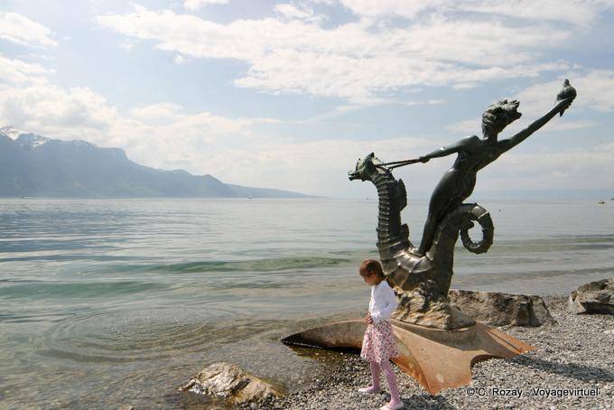 A menina antes do escultura de Edouard-Marcel Sandoz, um símbolo de Vevey - A Suíça