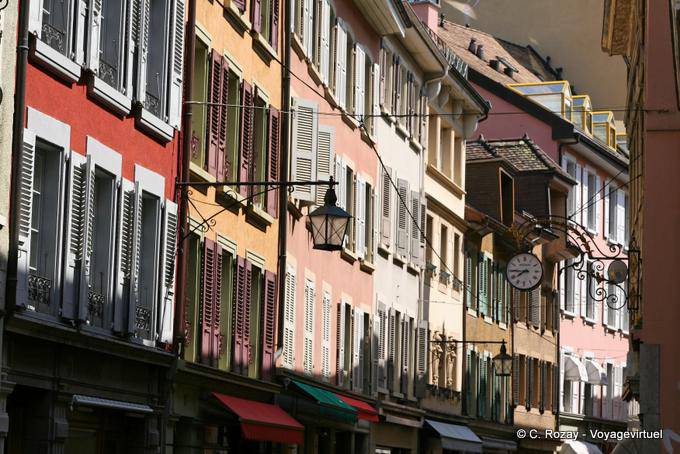 Fachadas cor, casas na rua do lago, Vevey - A Suíça