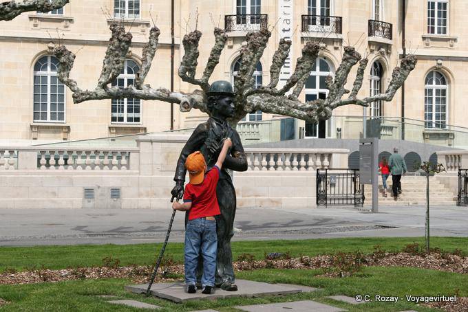 O menino ea estátua de Charlie Chaplin, Vevey - A Suíça