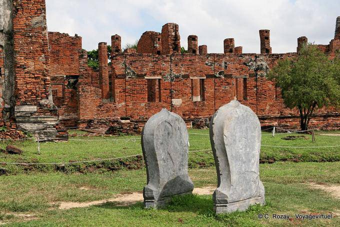 Estelas em frente do antigo mosteiro, Wat Phra Sri Samphet, Ayutthaya - Tailândia