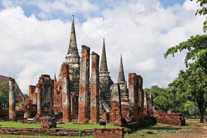 As colunas do grande templo, Wat Phra Sri Samphet, Ayutthaya - Tailândia