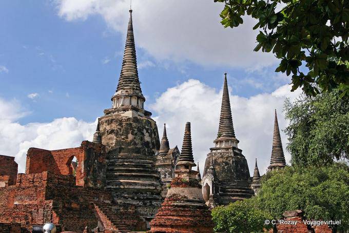 Rodeado chedi setas, Wat Phra Sri Samphet, Ayutthaya - Tailândia