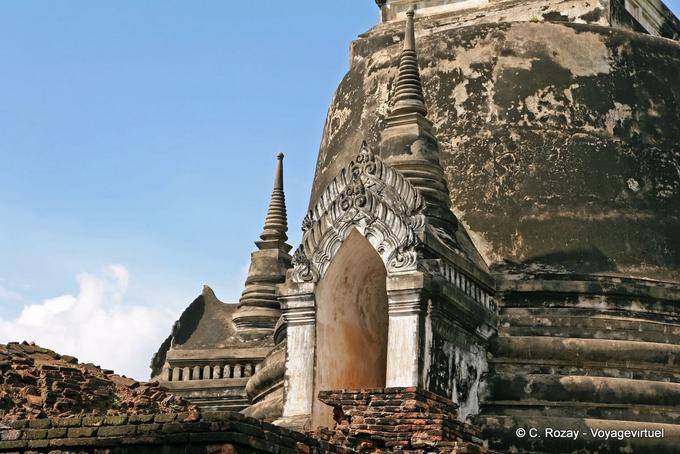 A inserção de um chedi ou stupa, Wat Phra Sri Samphet, Ayutthaya - Tailândia