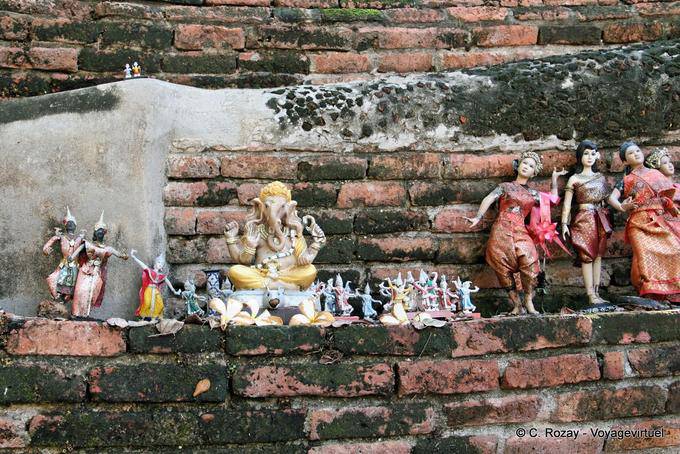 Figuras em uma parede, Wat Phra Sri Samphet, Ayutthaya - Tailândia