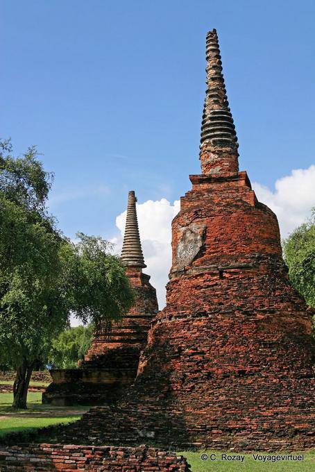 Pequeno chedi danificado, Wat Phra Sri Samphet, Ayutthaya - Tailândia