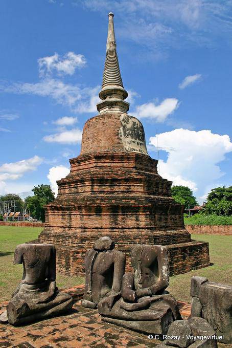 Estátuas sentadas em frente chedi, Wat Raj Burana, Ayutthaya - Tailândia