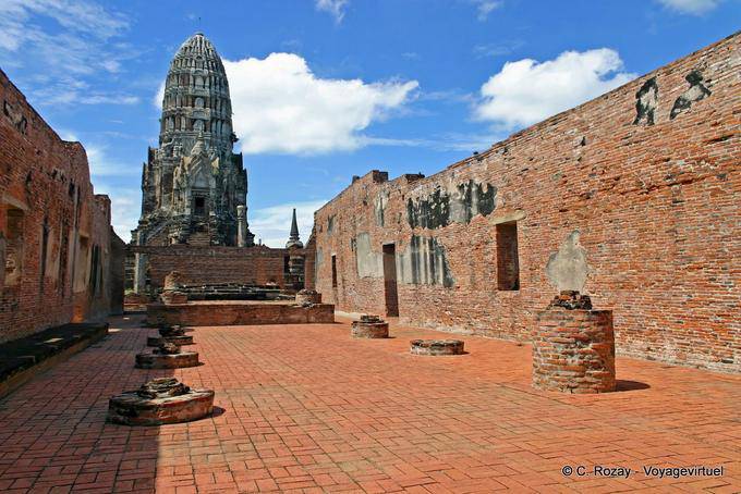 Dentro do Ubosot e Prang (Wat Ratchaburana), Wat Raj Burana, Ayutthaya - Tailândia
