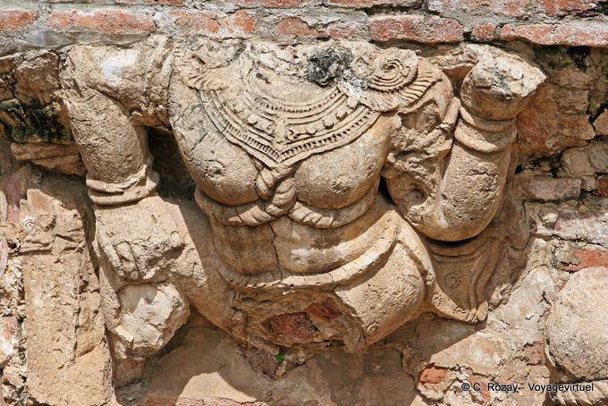 Close-up em escultura Frieze, Wat Raj Burana, Ayutthaya - Tailândia