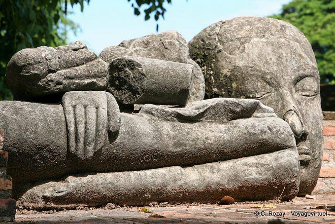 Estátua em pedaços, Wat Raj Burana, Ayutthaya - Tailândia