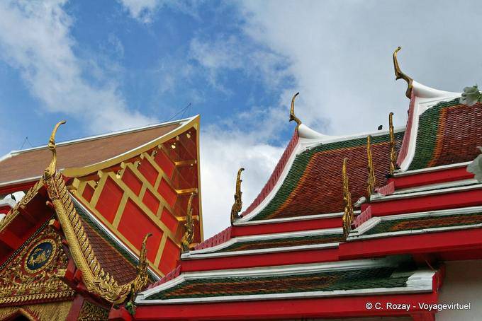 Temple telhados e Chofahs, Wat Wat Choeng Phanan, Ayutthaya - Tailândia