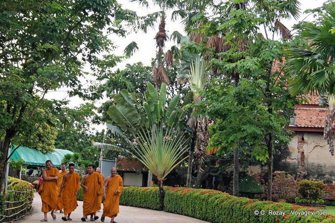 O monges e eixo viajante, Wat Yai Chai Mongkol, Ayutthaya - Tailândia