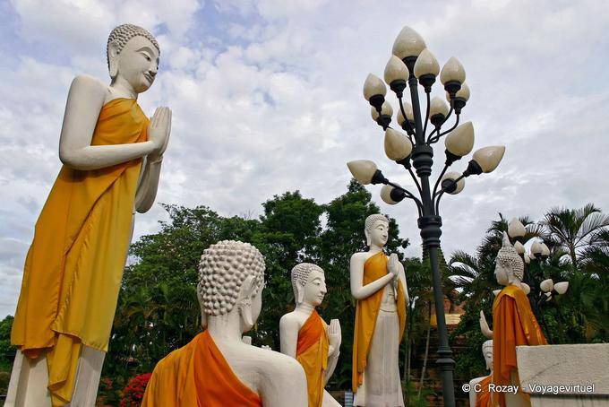 Devoção e chão lâmpada, Wat Yai Chai Mongkol, Ayutthaya - Tailândia