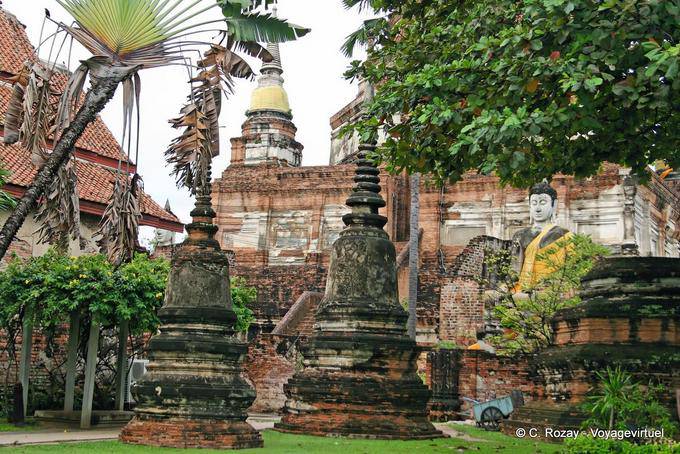 Chedis Mini no jardim, Wat Yai Chai Mongkol, Ayutthaya - Tailândia