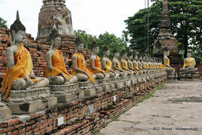 Alinhando Budas sentados, Wat Yai Chai Mongkol, Ayutthaya - Tailândia