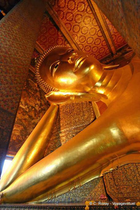 Cabeça inclinada do Buda Reclinado, Wat Pho, Banguecoque - Tailândia