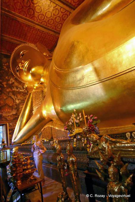 Buda deitado em seu leito de morte, acessando o parinirvana, Wat Pho, Banguecoque - Tailândia
