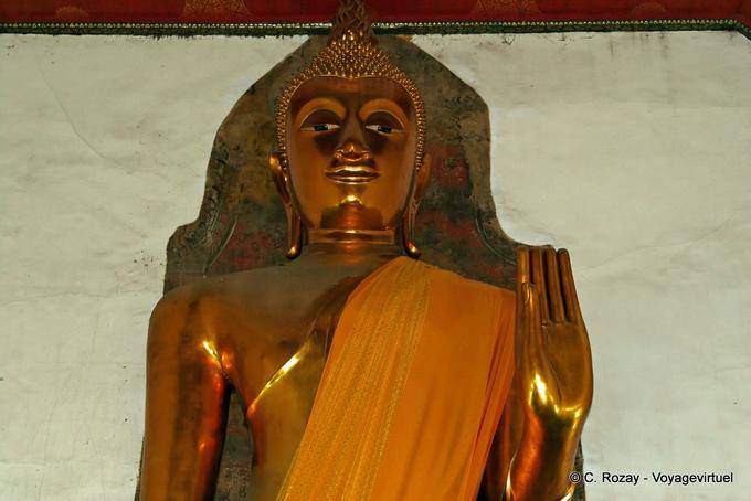 Close-up em Phra Buddha Puttha Loknat Sasadajan, Wat Pho, Banguecoque - Tailândia