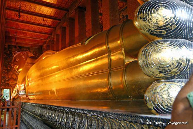 Banguecoque, Wat Pho, Buda reclinado, de 46 metros de comprimento e 15 metros de altura - Tailândia