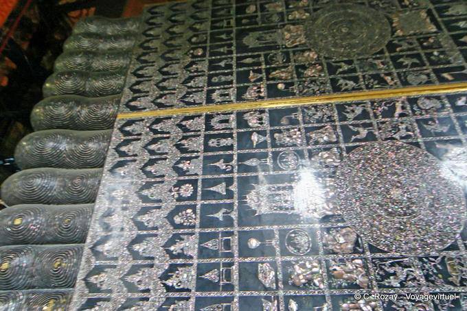 Detalhes do pé do Buda Reclinado, Wat Pho, Banguecoque - Tailândia