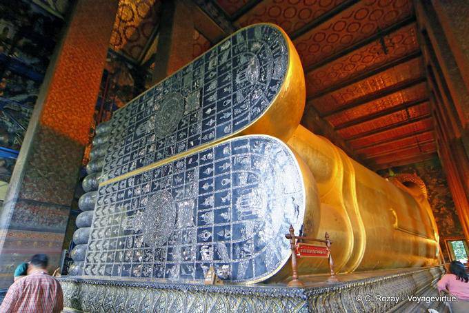 Pés de Buda reclinado com sandálias incrustados de madrepérola assina 108 bons presságios, Wat Pho, Banguecoque - Tailândia