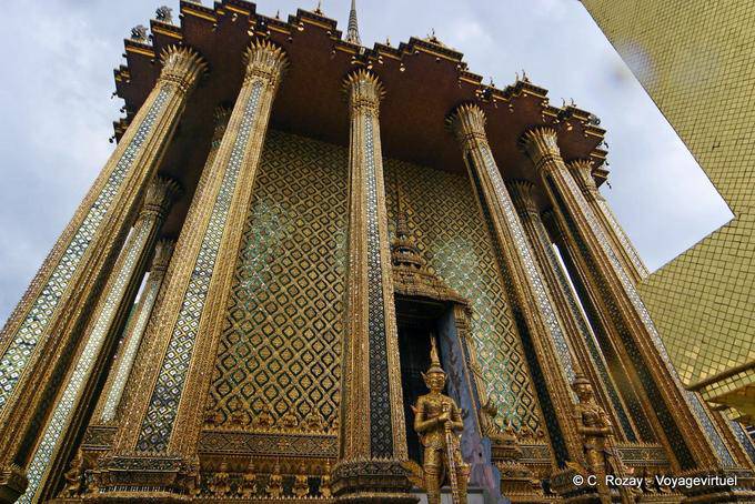 Yakshas duas colunas frontais e paredes de ouro, Wat Phra Kaew, Banguecoque - Tailândia