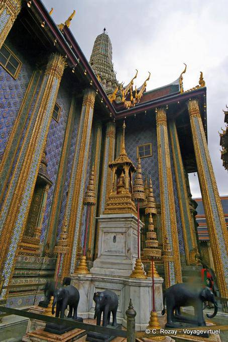 O Santuário rodeado por elefantes, Wat Phra Kaew, Banguecoque - Tailândia