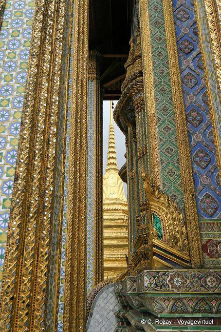 Detalhe da decoração ornamentado, Wat Phra Kaew, Banguecoque - Tailândia